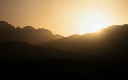 Montagnes au lever du soleil image libre de droit