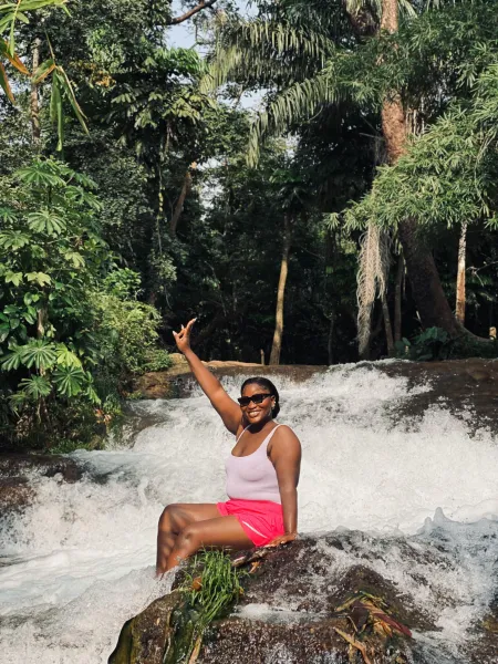 Cascade dans la jungle image libre de droit