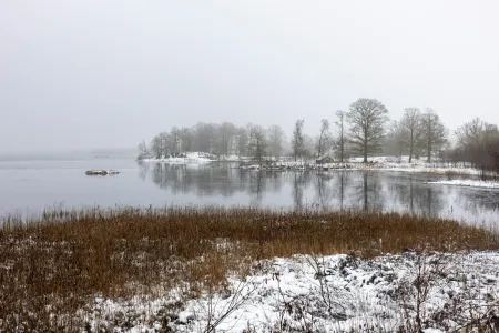 Lac glacé en hiver image libre de droit
