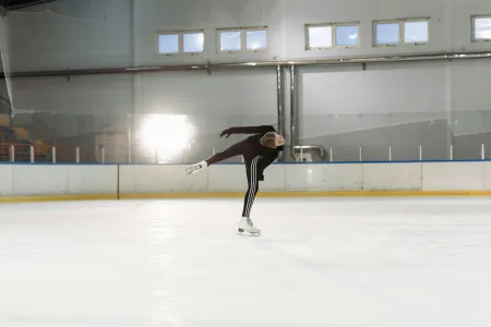 Athlète prêt à s’élancer, vue dynamique. image libre de droit