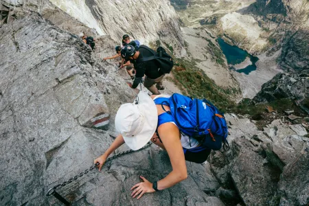 Une femme qui fait de l'escalade image libre de droit