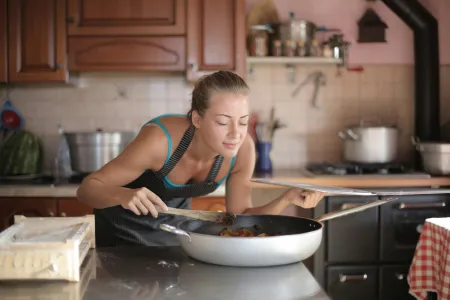 Une femme en cuisine image libre de droit