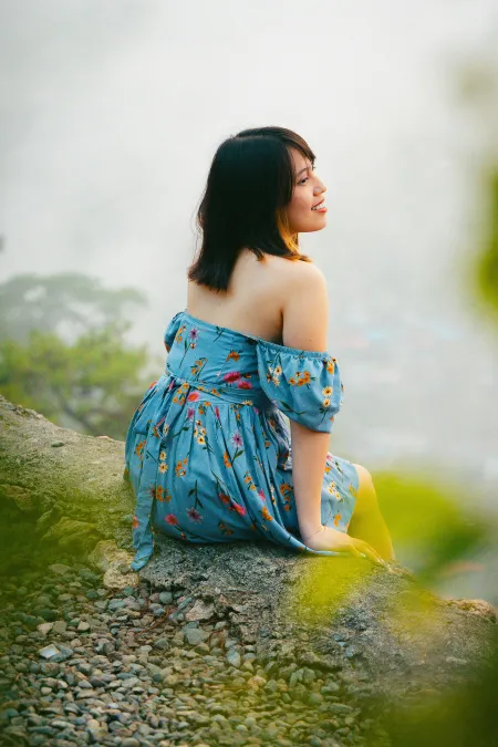 Une belle femme assise sur un tronc d'arbre image libre de droit