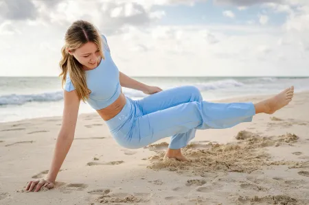 Une femme faisant du sport à la plage image libre de droit