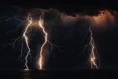 Un orage avec des éclairs
