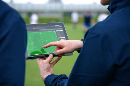 Analyse tactique d’un match de football sur tablette image libre de droit