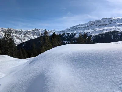 Paysage de montagne enneigée en hiver